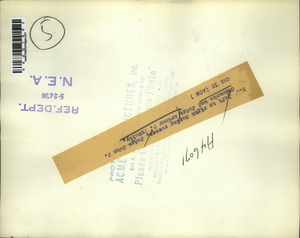 1938 Press Photo Judge John OS Rourke and Arthur P. McNulty chat during a recess