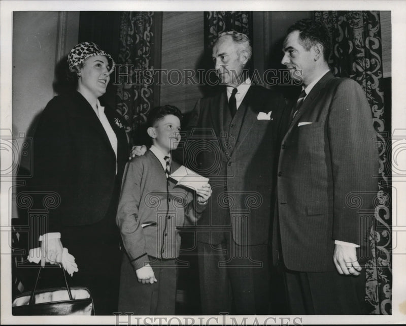 Load image into Gallery viewer, 1959 Media Photo bank President Eugene Hooper with the Sicari family
