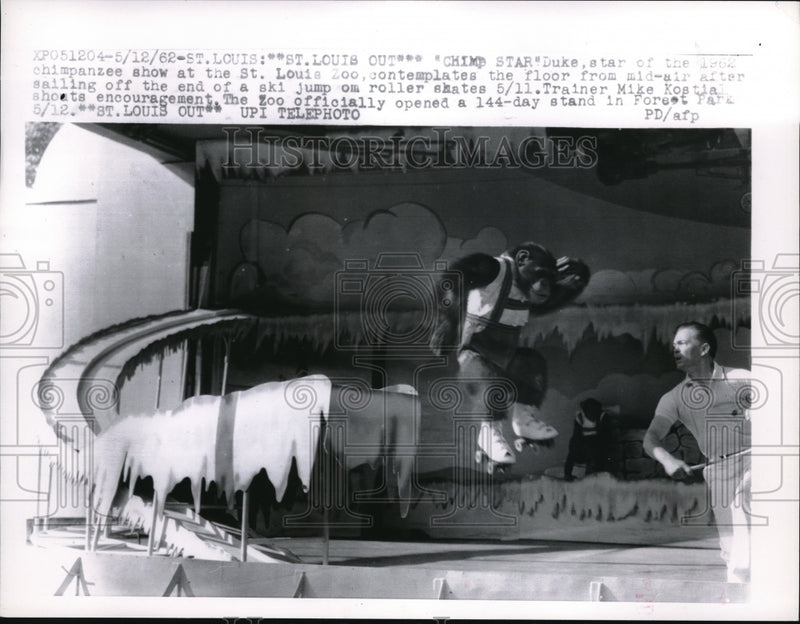 Load image into Gallery viewer, 1962 Press Photo Duke, the chimp, star of the 1962 chimpanzee show
