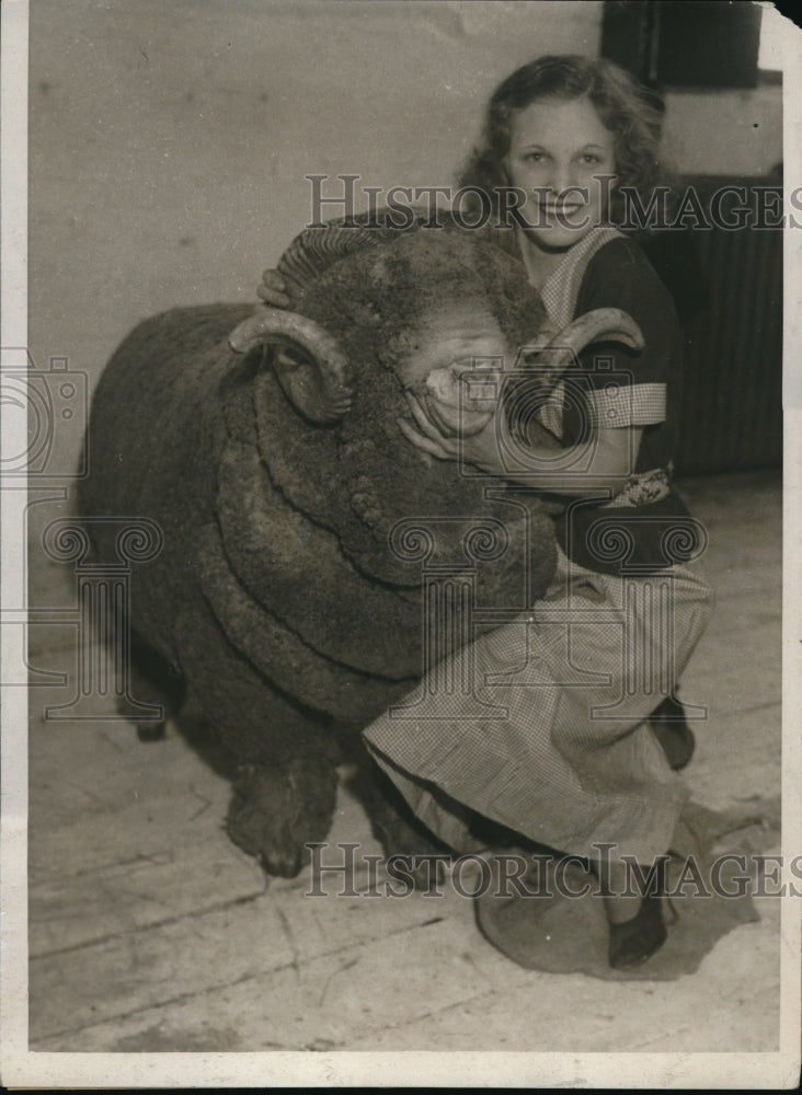 Load image into Gallery viewer, 1933 Press Photo Rambouilet sheep with Miss Beatrice Reynolds
