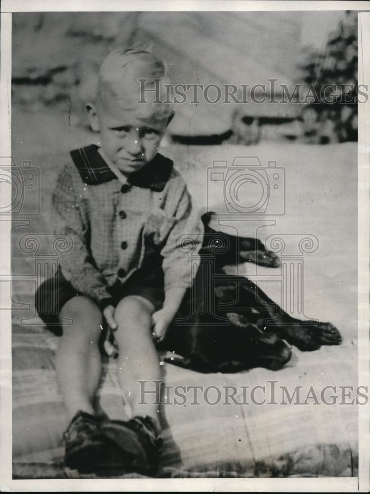 Load image into Gallery viewer, 1932 Press Photo Little Gene Boldman &amp; Myra the doberman - saved him from snake
