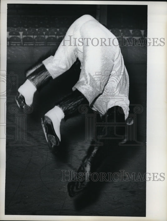 1962 Press Photo Spanky the Chimp making a new stunt on ice - ned07665
