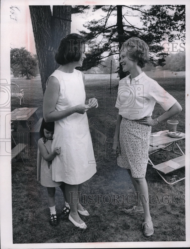 1966 Press Photo Mrs. Edgar Ostendorf and Mrs. Walter Kirkham in the picnic park