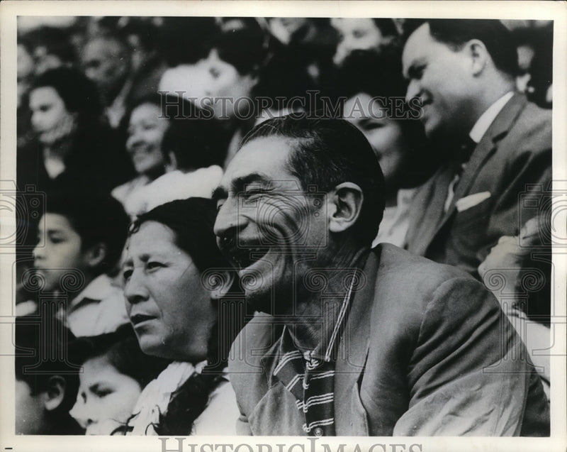 Load image into Gallery viewer, 1962 Press Photo The crowd to watch the Tiger at the Lima's National Stadium
