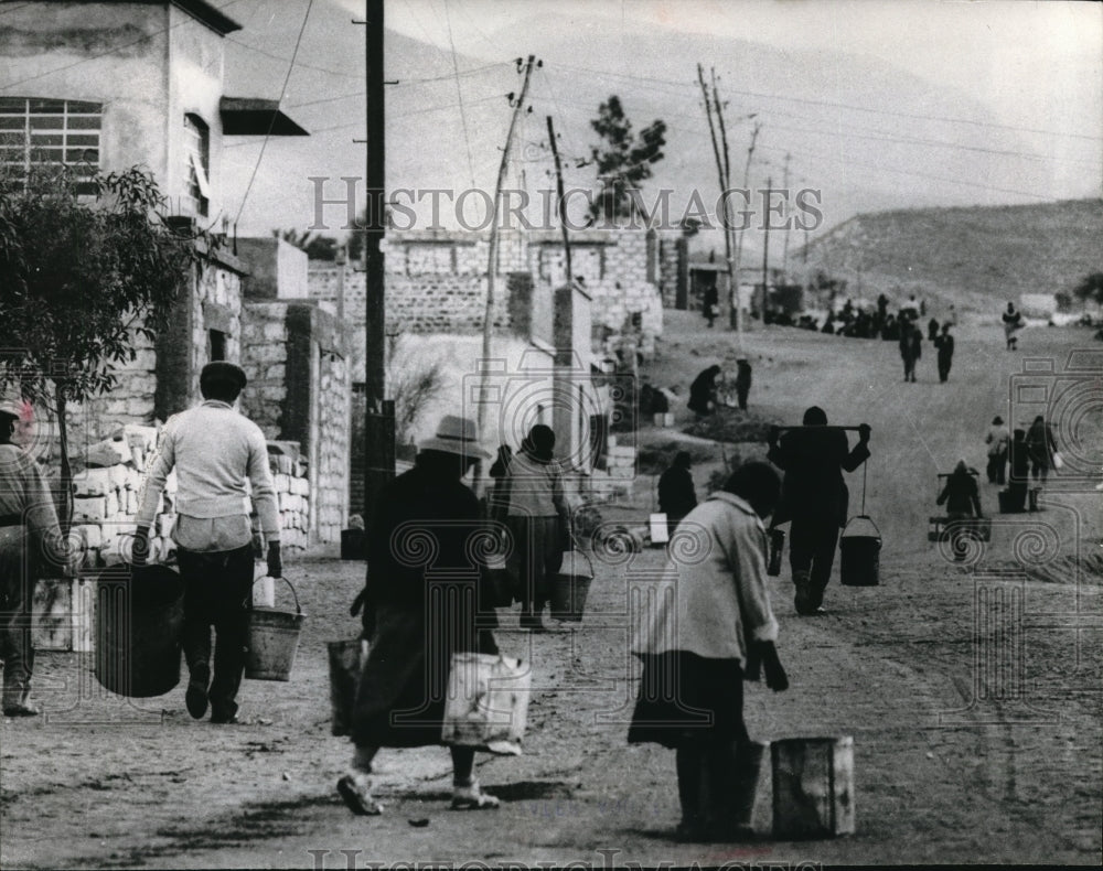 1965 Press Photo In the Mountain village in Peru, you have to wait to have water