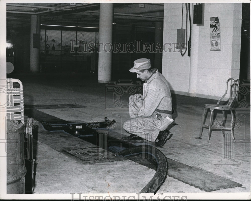 1956 Press Photo Bob Leonard of Lake County Garage