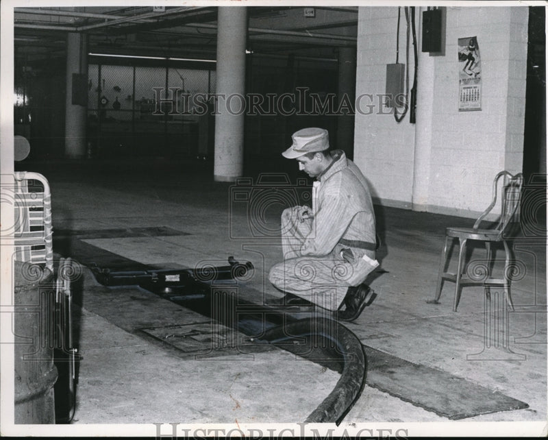 Load image into Gallery viewer, 1956 Press Photo Bob Leonard of Lake County Garage
