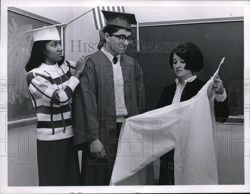 Load image into Gallery viewer, 1968 Press Photo The students checking the gown and caps for commencement
