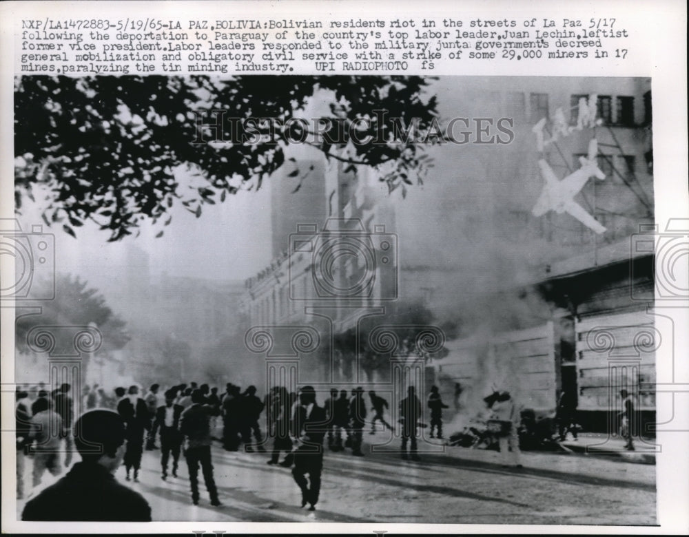 1965 Press Photo Bolivian residents during a riot at the streets of La Paz