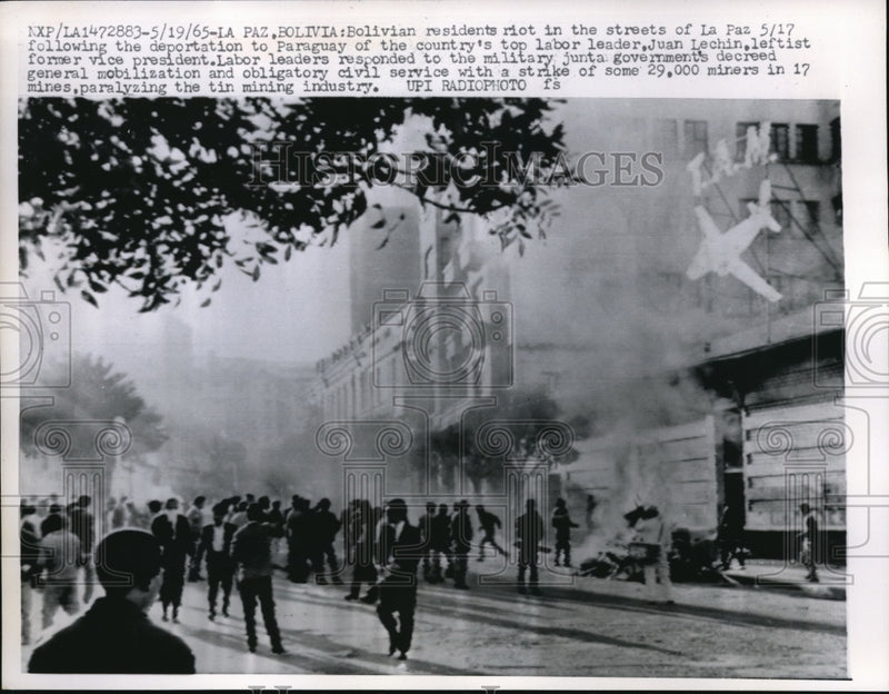 Load image into Gallery viewer, 1965 Press Photo Bolivian residents during a riot at the streets of La Paz
