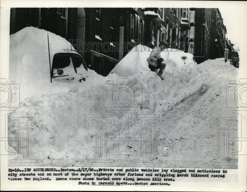 Load image into Gallery viewer, 1956 Press Photo Boston Private and public vehicles motionless on city streets
