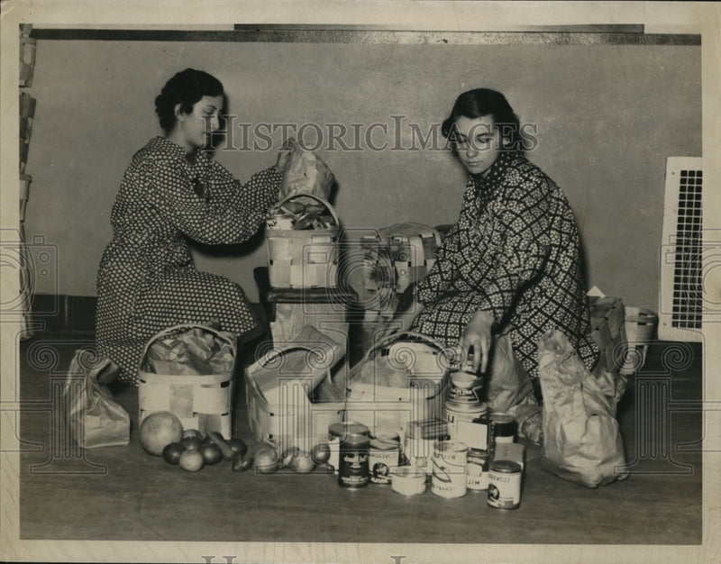 Load image into Gallery viewer, 1936 Press Photo Angeline Di Pietro and Mindel Hirsch at John Hay High School
