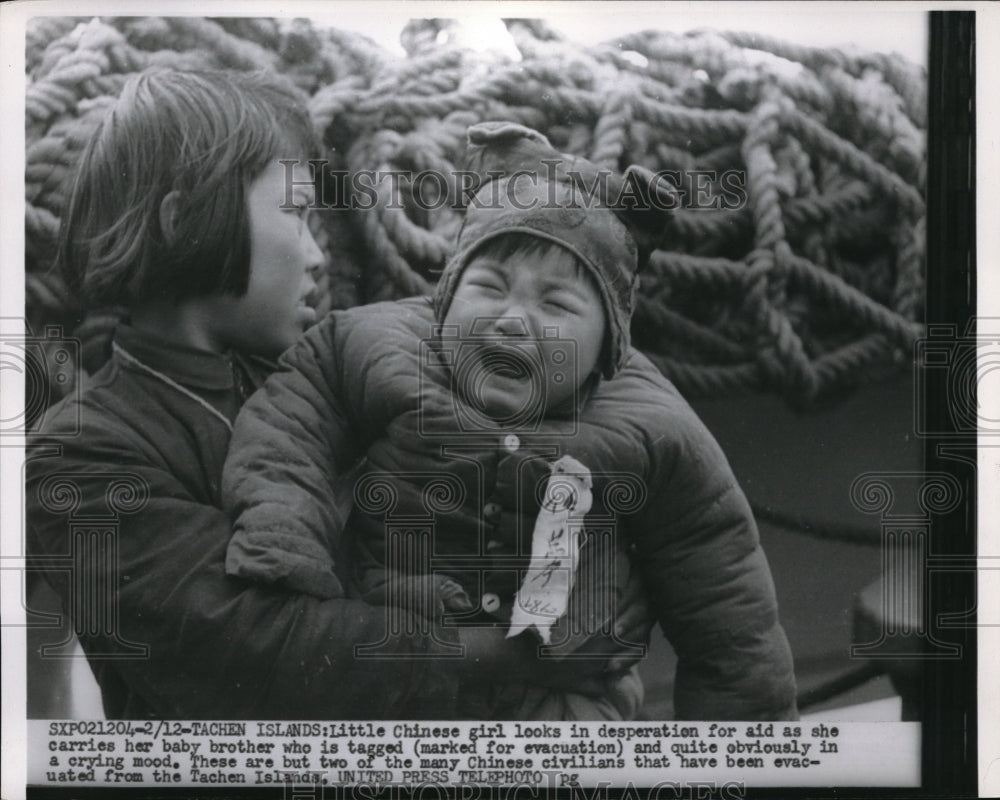 1955 Press Photo Chinese girl holding her baby brother seeking for help