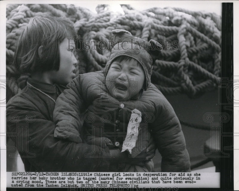Load image into Gallery viewer, 1955 Press Photo Chinese girl holding her baby brother seeking for help
