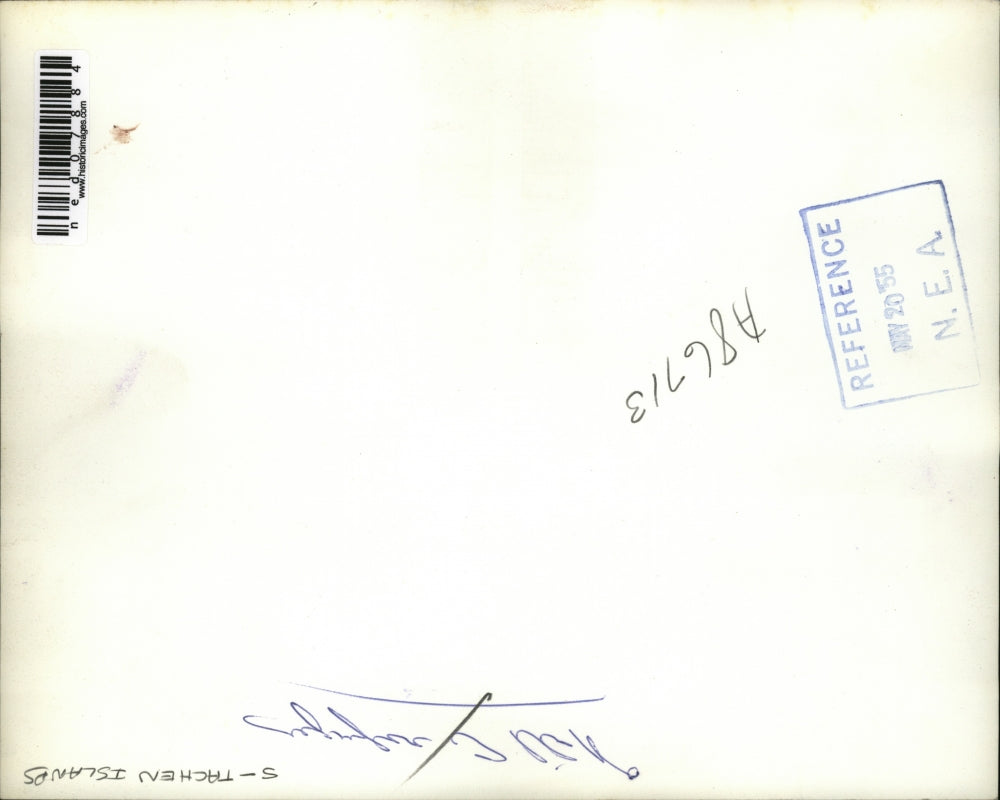 1955 Press Photo Chinese girl holding her baby brother seeking for help