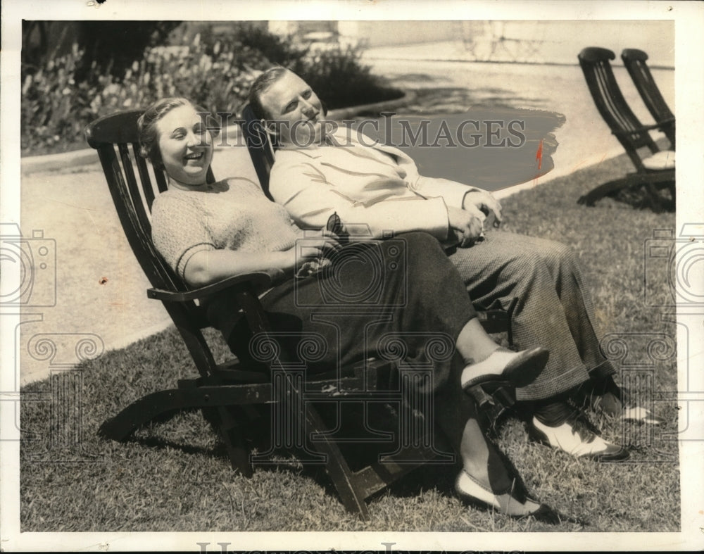 1935 Press Photo Mr. and Mrs. John O'Conell Jr. enjoy the Bermuda sunshine