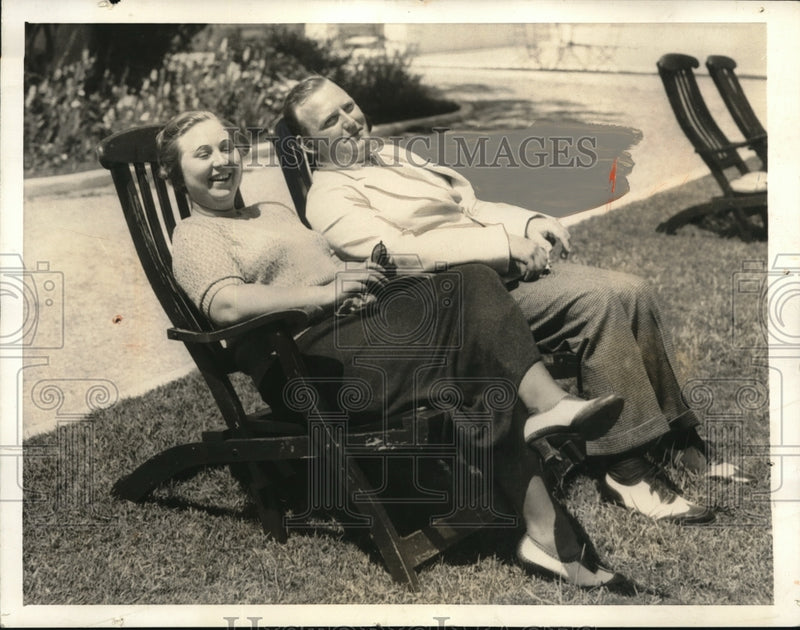 Load image into Gallery viewer, 1935 Press Photo Mr. and Mrs. John O'Conell Jr. enjoy the Bermuda sunshine

