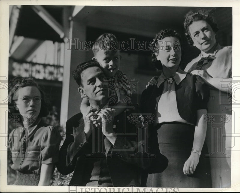 Load image into Gallery viewer, 1939 Press Photo Marilynn, Elmo Summons, Jr, Gloria and Mrs.Summons
