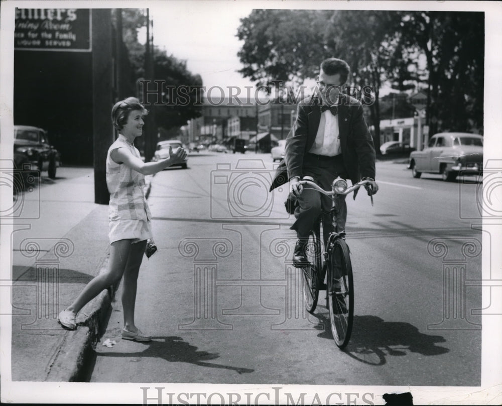 1955 Press Photo Marge Oliver with Pomes Idenna in the picture