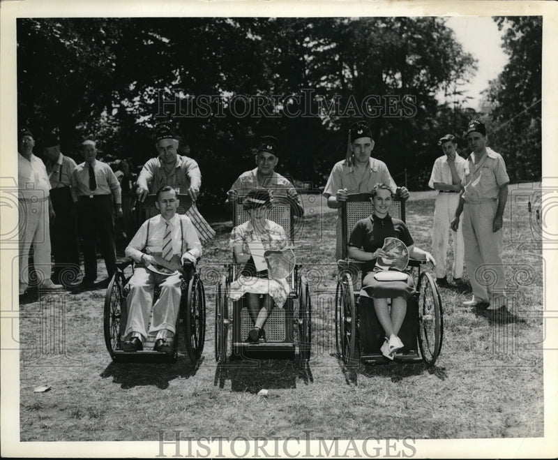 Load image into Gallery viewer, 1941 Press Photo The handicapped after registration will be assisted
