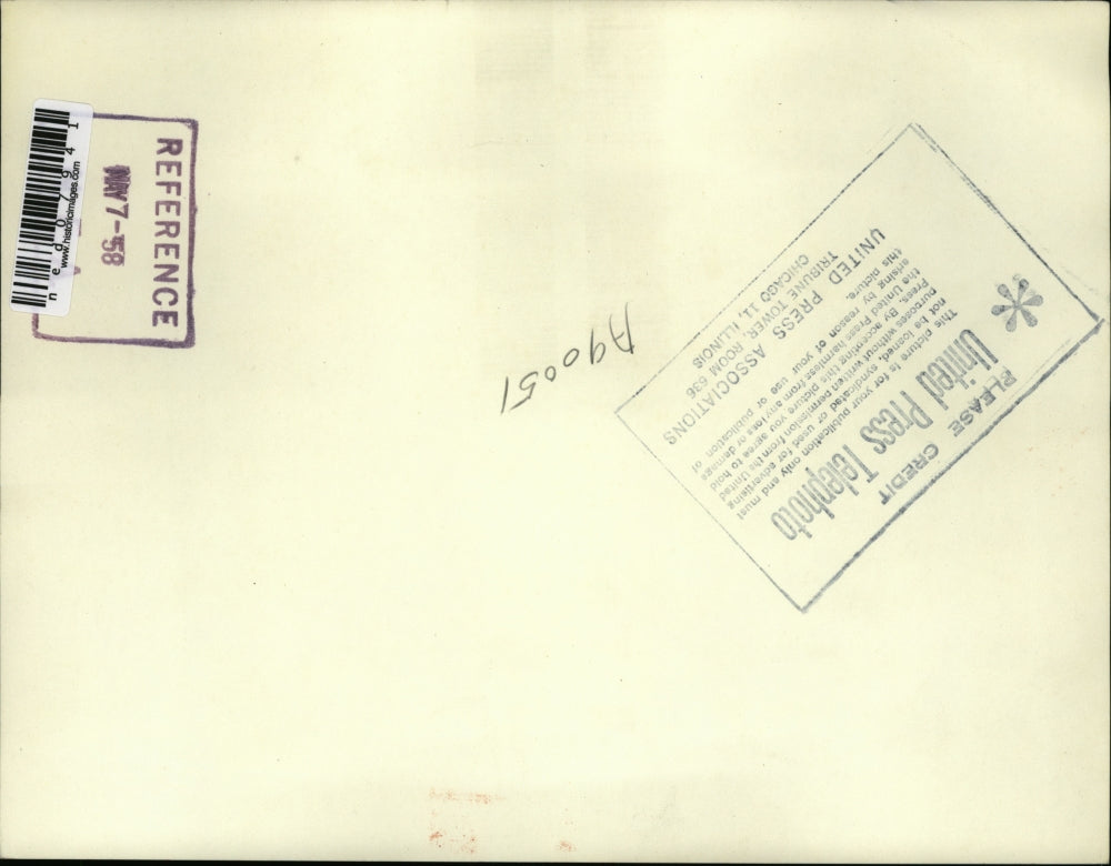 1958 Press Photo Mrs. Scott comforted her daughter after bitten by a stray dog