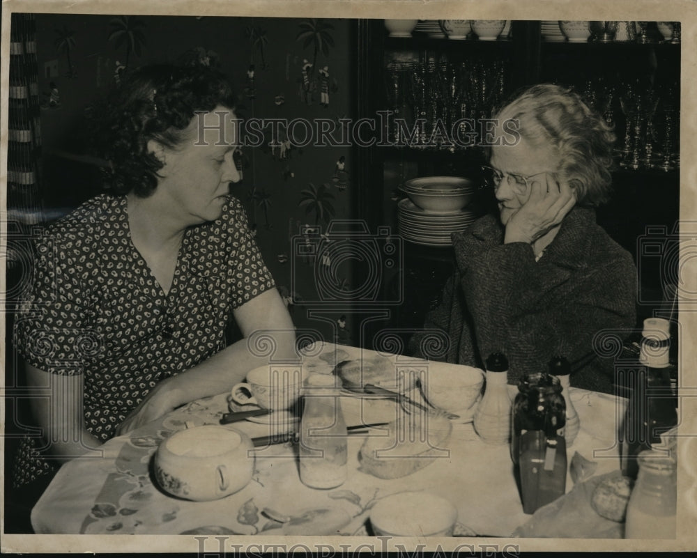 1949 Press Photo Helen Ostrande & Mrs Kathleen Ostrande at a meal
