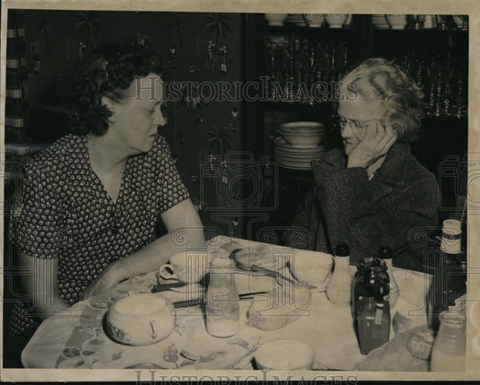 1949 Press Photo Helen Ostrande & Mrs Kathleen Ostrande at a meal