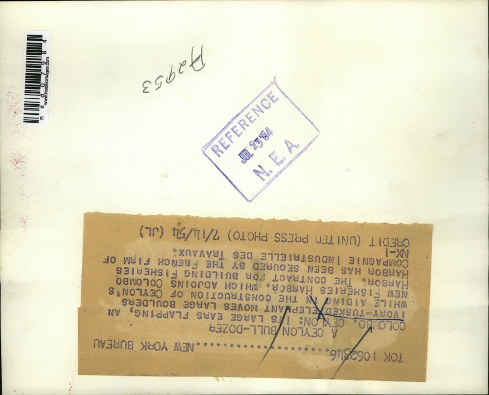 1954 Press Photo Colombo Ceylon Elephant aids at a construction site