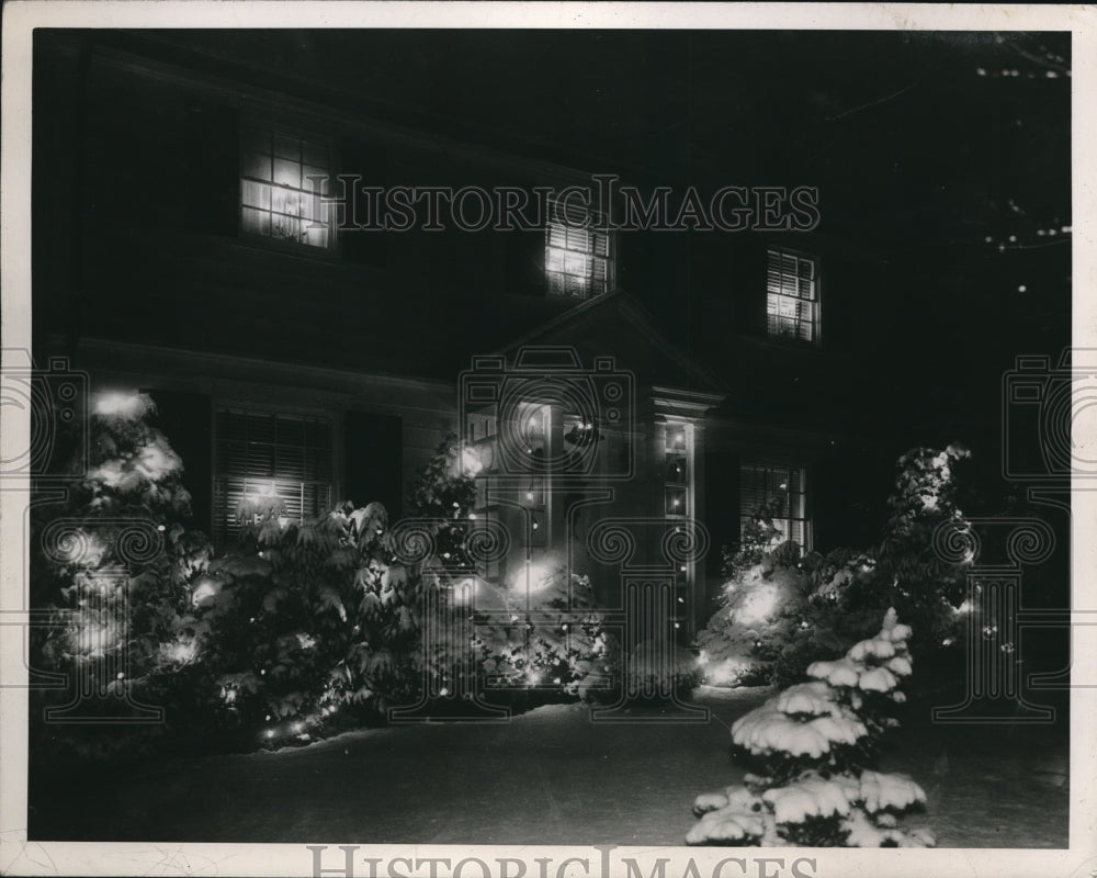 1948 Press Photo A Cleveland home decorated for Christmas