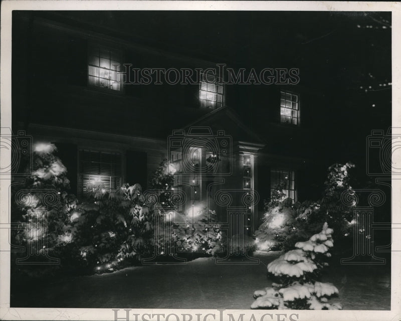 Load image into Gallery viewer, 1948 Press Photo A Cleveland home decorated for Christmas
