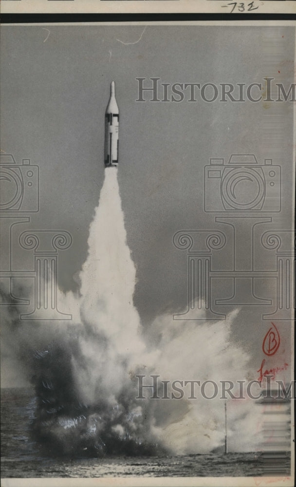 Load image into Gallery viewer, 1960 Press Photo Cape Canaveral launch of Navy Polarismissle from a sub
