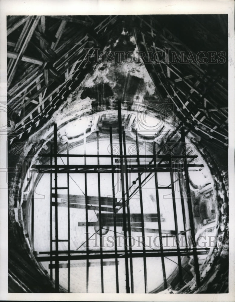 Load image into Gallery viewer, 1957 Press Photo Jerusalem the Church of the Holy Sepulchre as roof is repaired
