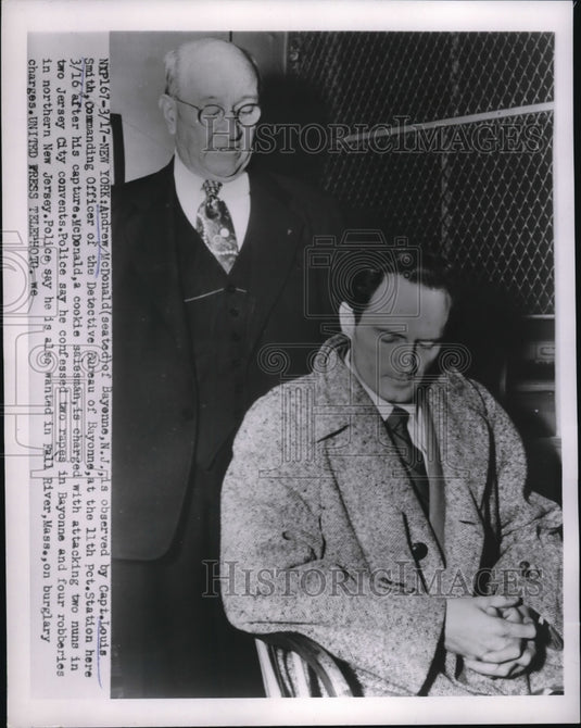 1954 Press Photo Andred McDonald observed by Detective Capt Louis Smith