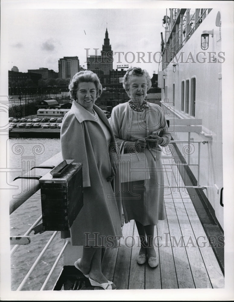 1961 Press Photo Mrs Ruth Busloh & Mrs Lenon Fairbankf in Cleveland