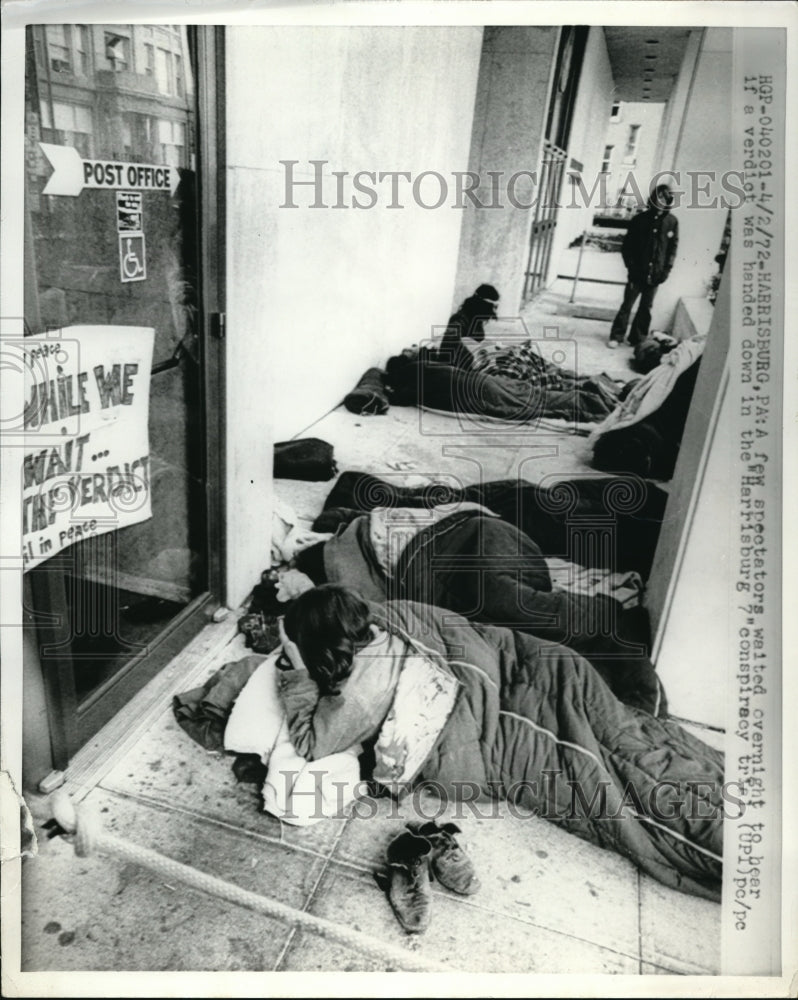 1972 Press Photo Harrisburgh Pa people wait verdic at conspiracy trial