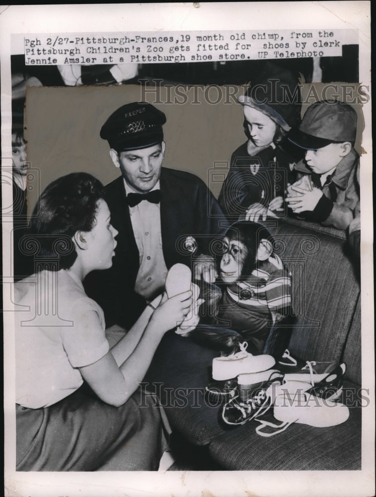 1958 Press Photo Pittsburgh Children's Zoo Frances fitted for shoes by Amsler