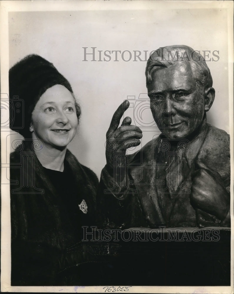 Load image into Gallery viewer, 1945 Press Photo Dr Suzanne Stevenson on portrait bust of late Wendell Willkie
