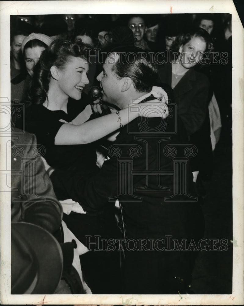 Load image into Gallery viewer, 1945 Press Photo Singer Jack Owens &amp; a woman on the Breakfast Club radio
