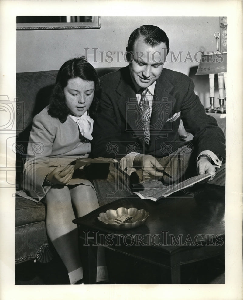 Load image into Gallery viewer, 1945 Press Photo Mary Ann &amp; dad Jack Owens on NBC Tin Pan Alley - ned08160
