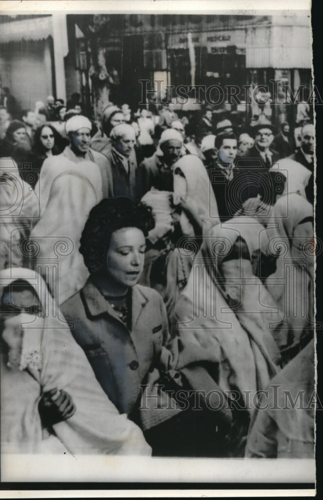 1960 Press Photo Algiers Algeria European woman, Moslem women at a demonstration- Historic Images