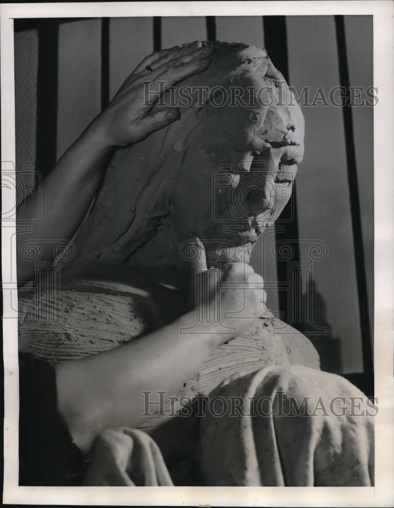 Load image into Gallery viewer, 1940 Media Photo Mme. Silvercruys shaping a statue of the Madonna

