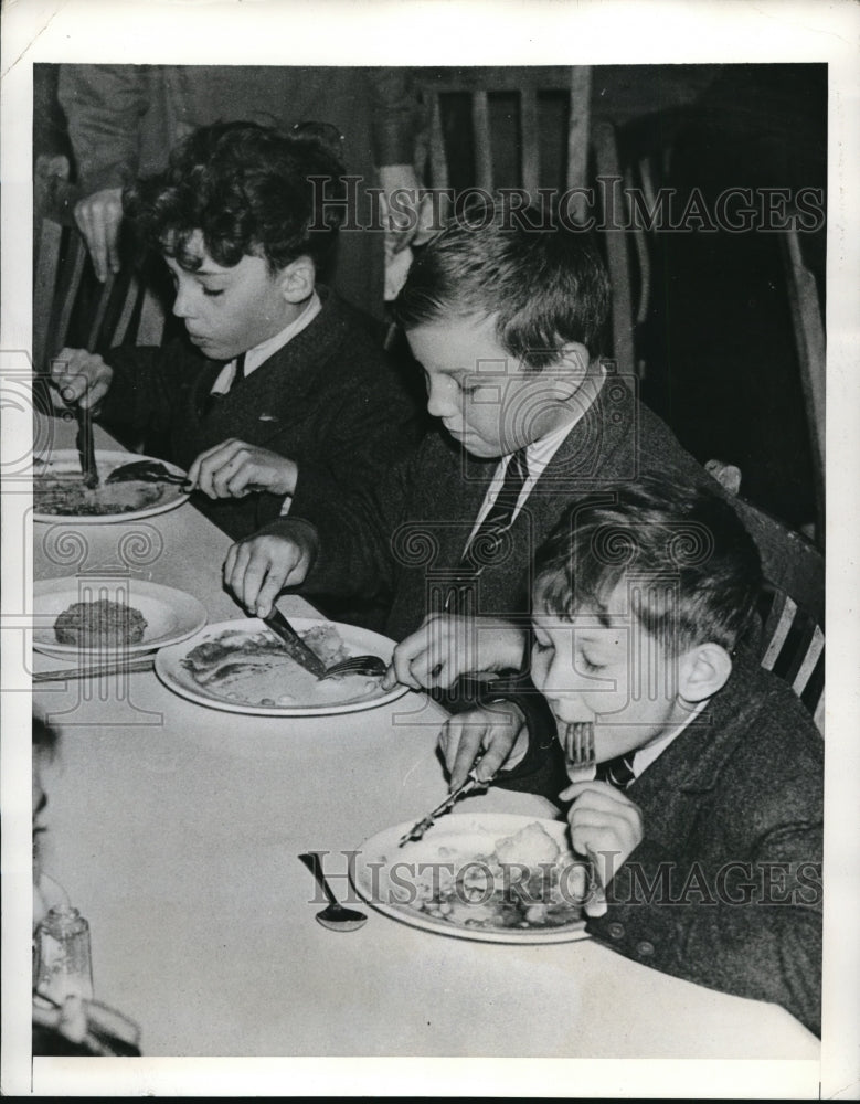 1942 Press Photo London, Englandschool boys at Gainsborough restaurant