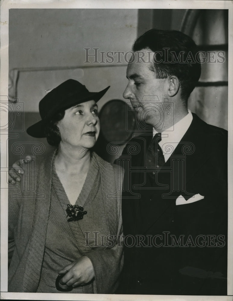 Load image into Gallery viewer, 1935 Press Photo David Lamson at murder trial &amp; Dr Margaret Lamson

