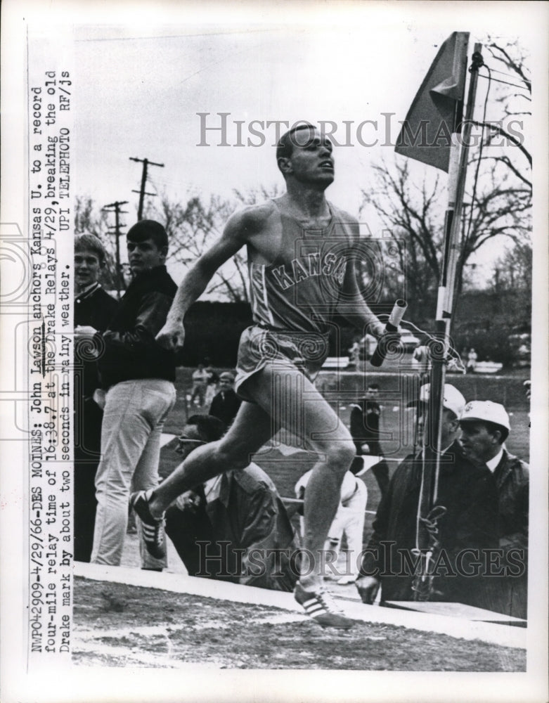 1966 Press Photo Des Moines Iowa John Lawson anchors Kans U  4 mile relay- Historic Images