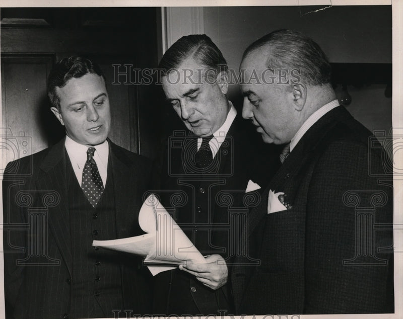 Load image into Gallery viewer, 1940 Press Photo Washington DC Secretary of Navy Charles Edison pictured with
