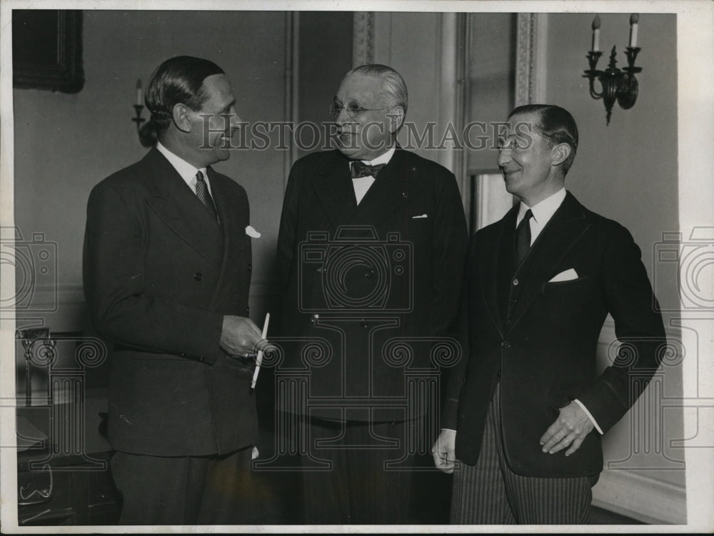 1933 Press Photo Diplomats and a secretary during an informal chat .