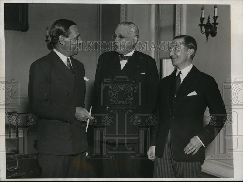 Load image into Gallery viewer, 1933 Press Photo Diplomats and a secretary during an informal chat .
