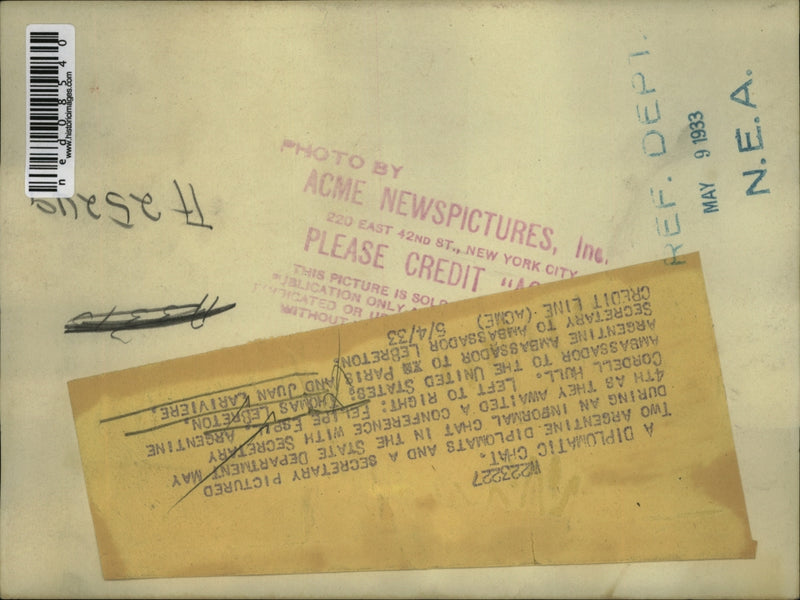 Load image into Gallery viewer, 1933 Press Photo Diplomats and a secretary during an informal chat .
