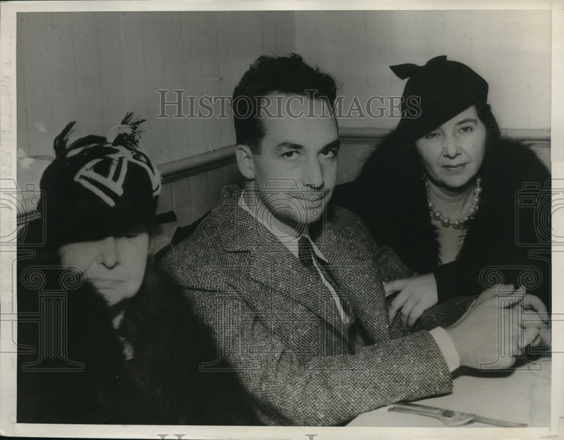 Load image into Gallery viewer, 1934 Press Photo Lamson's first meal on the outside
