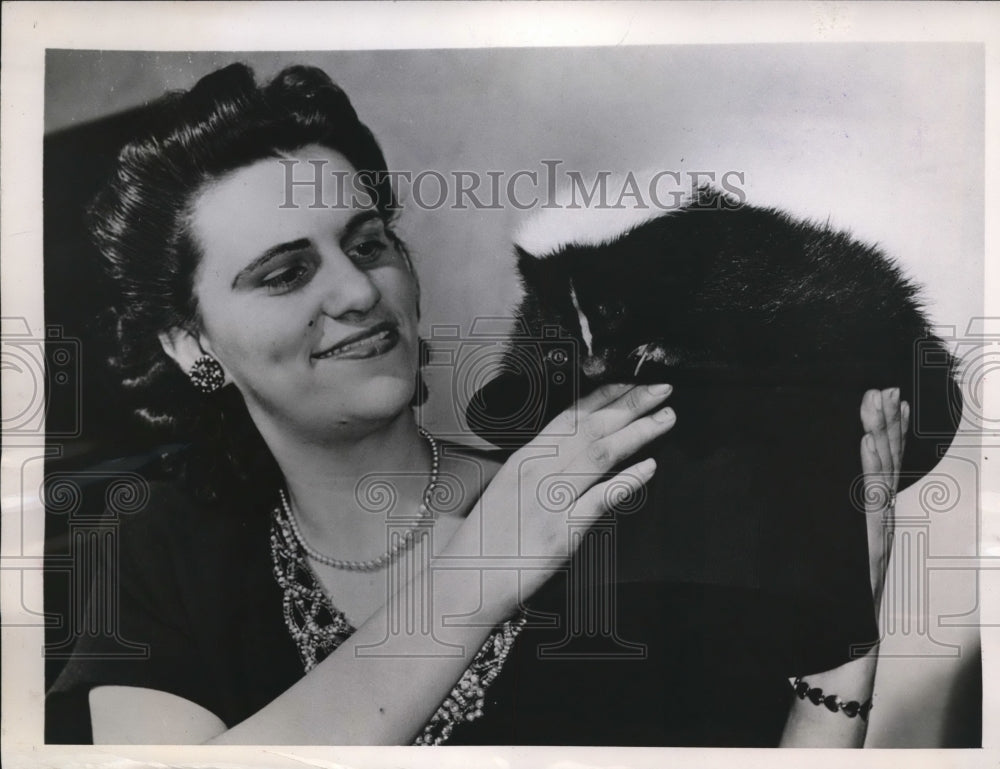 1946 Press Photo Agnes Dexter With Skunk That Was Used in Magic Career